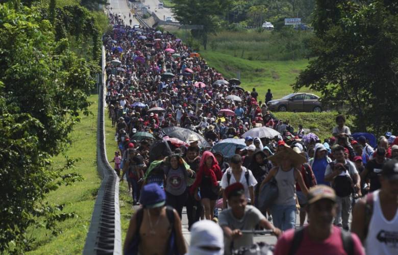 800 personas que dejaron la caravana migrante recibieron tarjetas de visitante