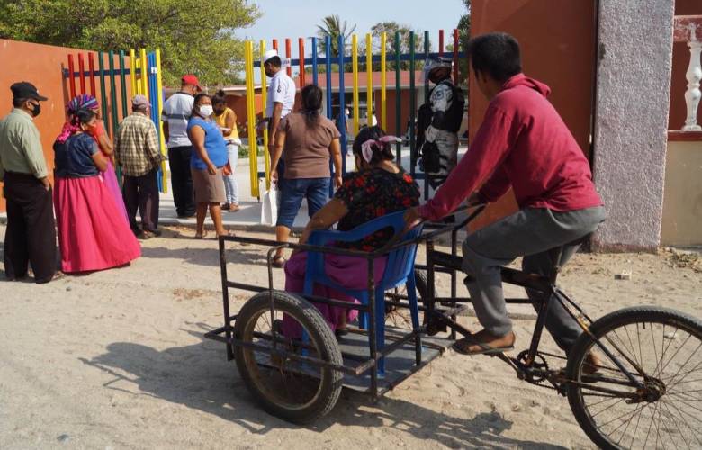 Llega vacuna a un pueblo sin médicos, agua potable, y miedo tras violencia