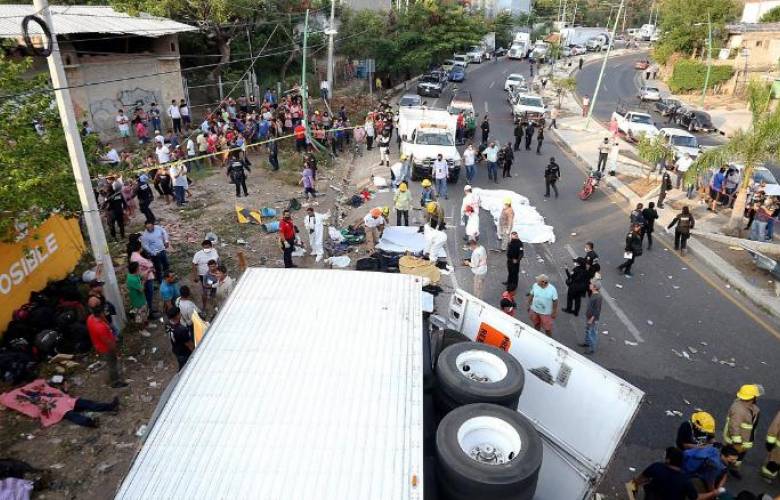 Volcó un tráiler que trasportaba a migrantes guatemaltecos y hondureños