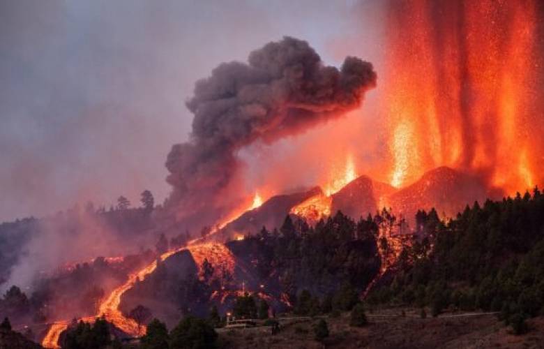 Actividad de volcán en España aumenta; desalojan a más personas