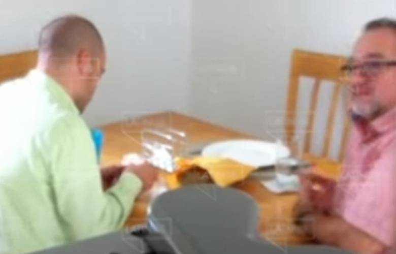 AMLO culpa de  ataque a adversarios tras video de su hermano recibiendo dinero