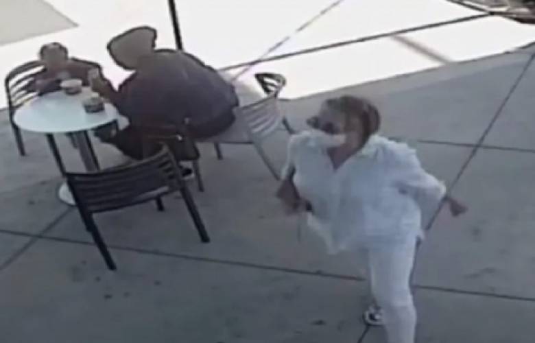 Encuentran a la mujer que fue captada tosiendo intencionalmente en la cara a un  bebé; este podría ser su castigo.