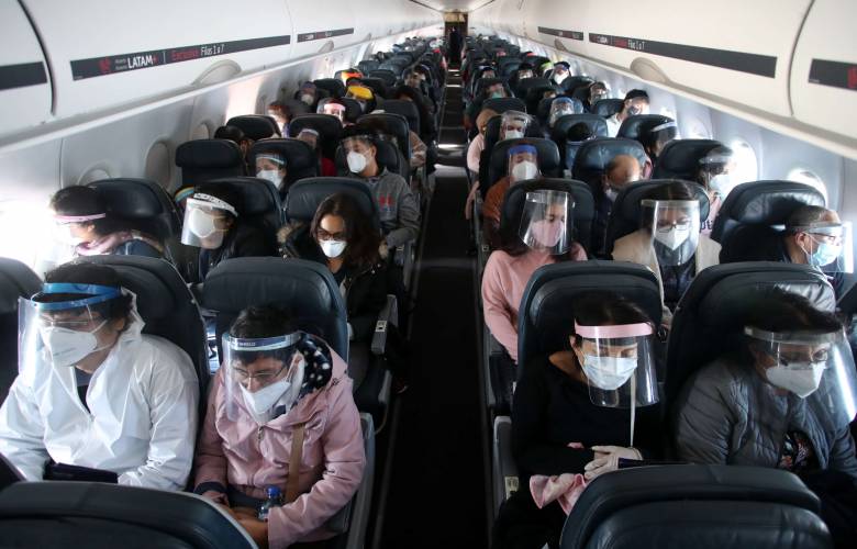 Dejar asientos libres en aviones podría reducir contagios de COVID-19