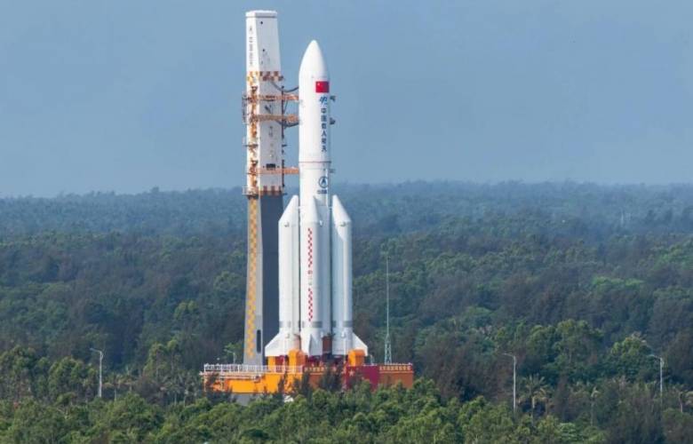 Cohete chino fuera de control se aproxima a la Tierra; no se sabe dónde impactará