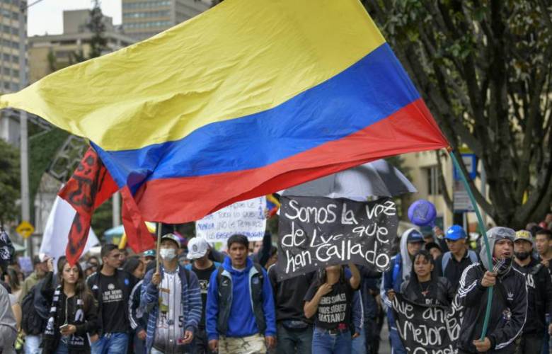 Colombia convoca al diálogo político, continúan las protestas en la calle