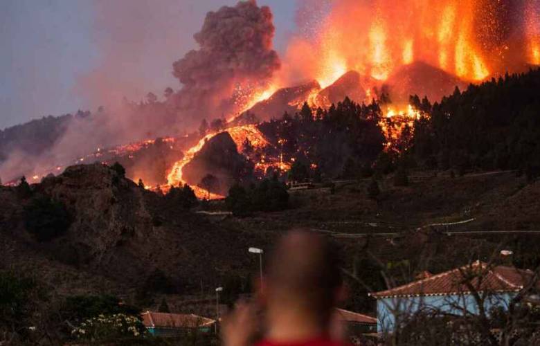 Lava del volcán Cumbre Vieja destruye casas y cultivos en la palma de canarias