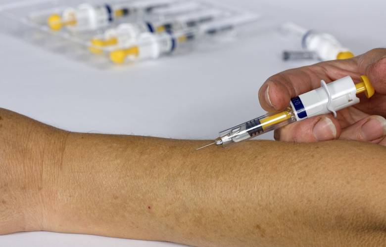 Pfizer descubre venta de vacunas falsas en México y Polonia
