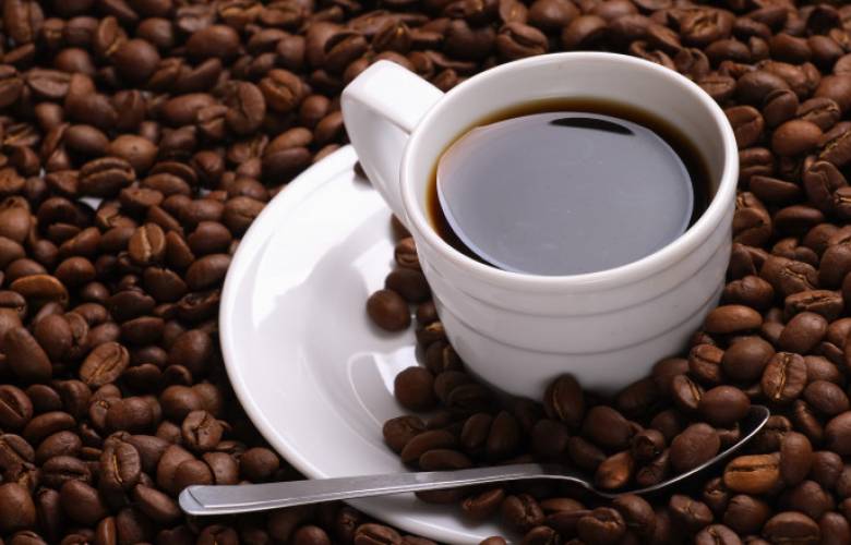 Estudio advierte que; Beber más de seis tazas de café al día aumenta el riesgo de padecer demencia en un 53%. 