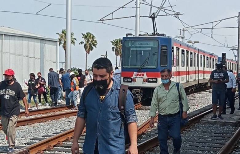 Vagón de línea 1 de metro de Monterrey  se descarrila