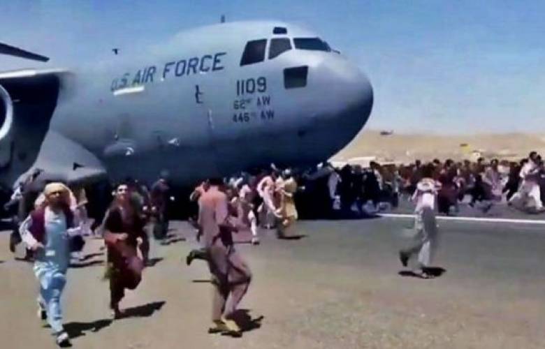 Aeropuerto de Kabul: Caos mientras una multitud de afganos intentan huir del Talibán