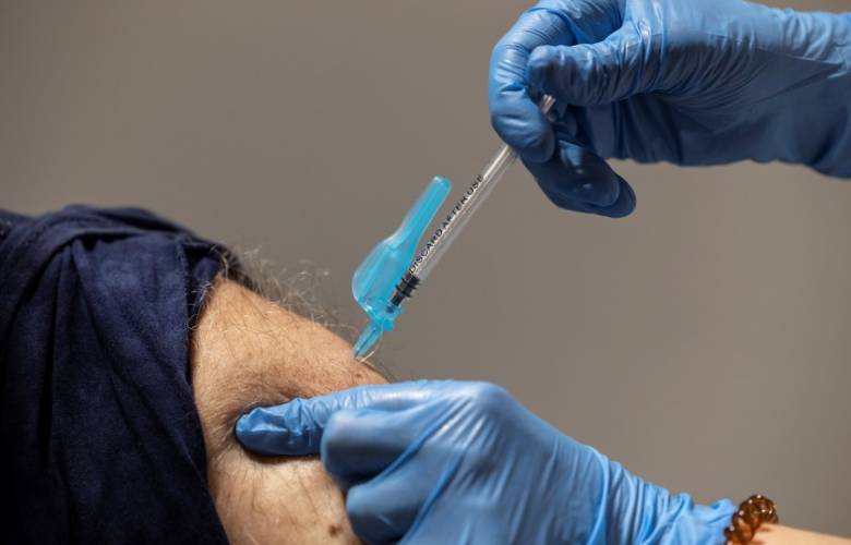 En India, en lugar de la vacuna anticovid inyectan agua a miles de personas