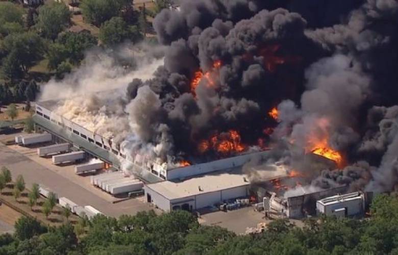 Explota planta química en Illinois y evacúan a miles