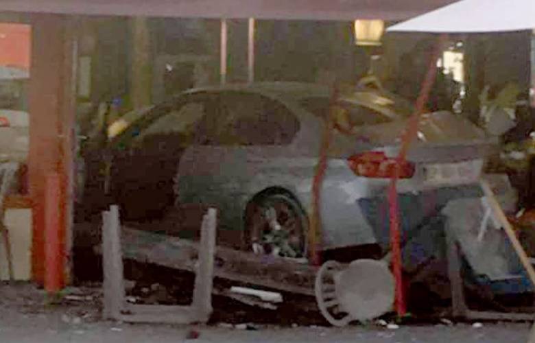 París: Automóvil se estrella en terraza, deja un muerto y seis heridos
