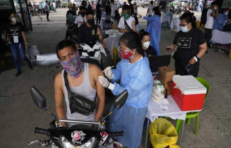  Filipinos atascan sitios de vacunación con información falsa 