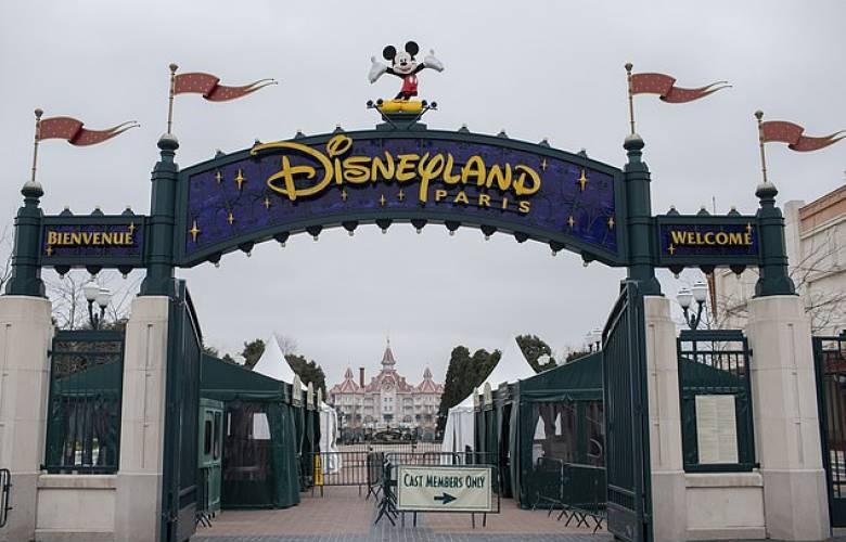 Disneyland París reabre sus puertas como centro de vacunación 