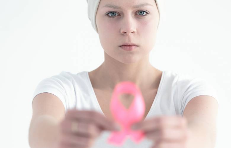 Aumenta cáncer de mama en veinteañeras