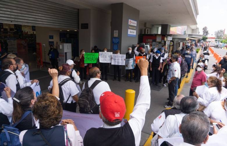 Adultos mayores piden recuperar sus empleos en corporativo de Walmart