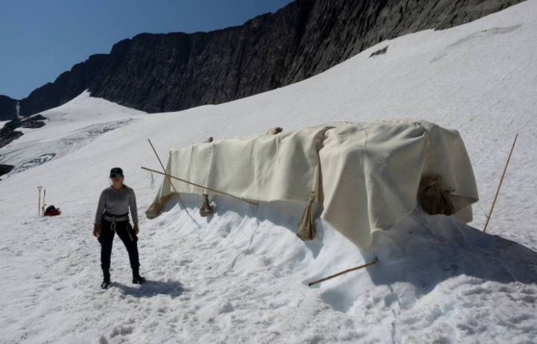 Protegen glaciar del cambio climático cubriéndolo con una sábana