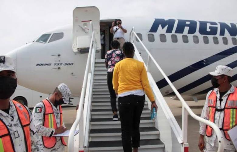 México inicio los vuelos de deportación con 70 migrantes haitianos. 