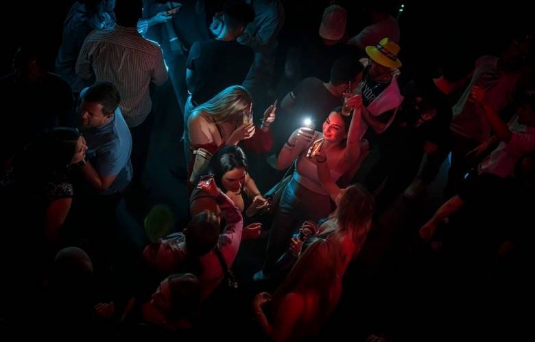 Apertura de discotecas en Francia pese a amenaza de la variante delta 
