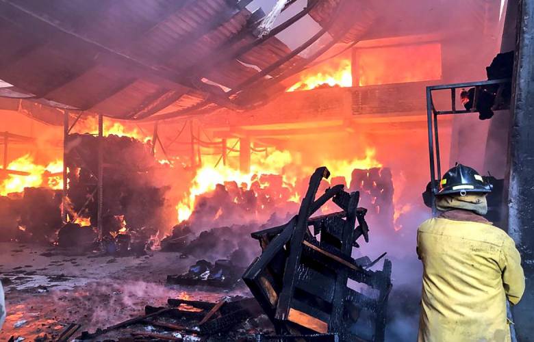 Se registró un incendió en una fábrica de colchones de Tultitlán