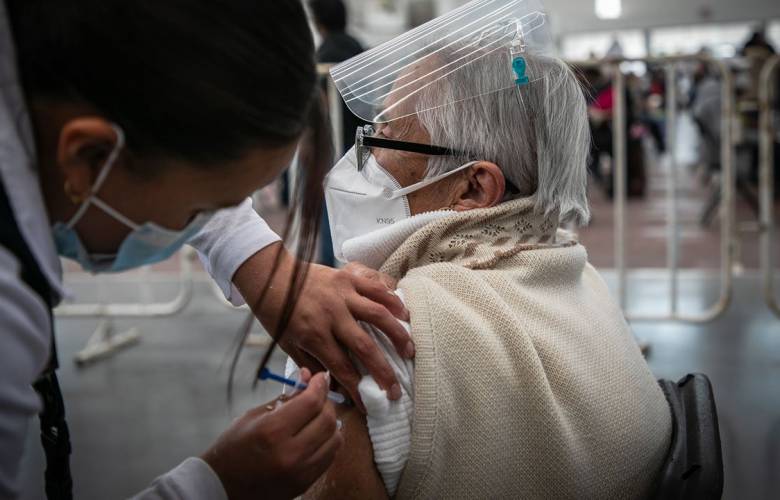 Aplicación de vacuna covid de refuerzo a adultos mayores comienza hoy en 6 estados