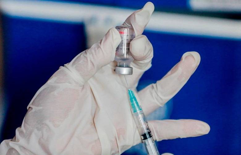 Tres dosis de las vacunas Sinovac y Sinopharm recomienda la OMS a mayores de 60