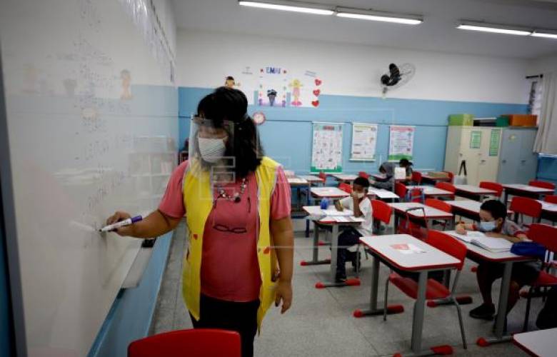 Gobierno de Brasil no cree necesario vacunar a maestros para regreso a clases