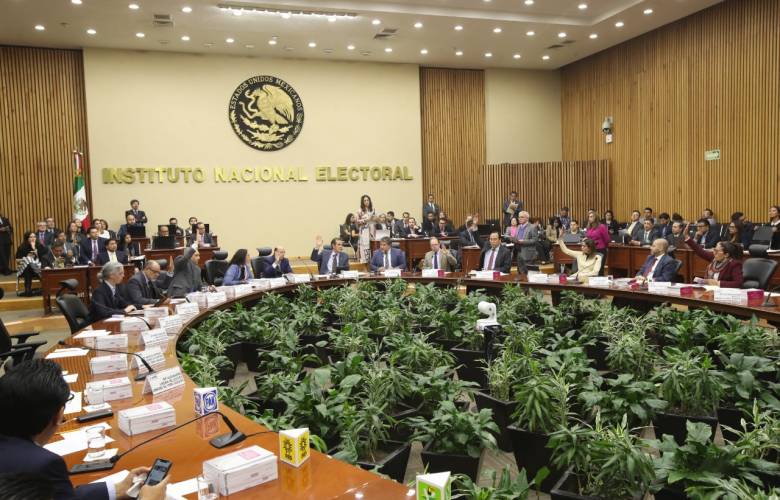 Morena busca juicio político contra consejeros del INE