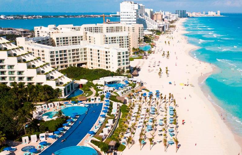 Incrementan empleos en zonas turísticas, pero la variante Delta los amenaza nuevamente.