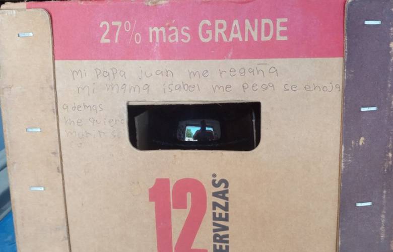 Niña pide ayuda por maltrato con un mensaje en cartón de cervezas