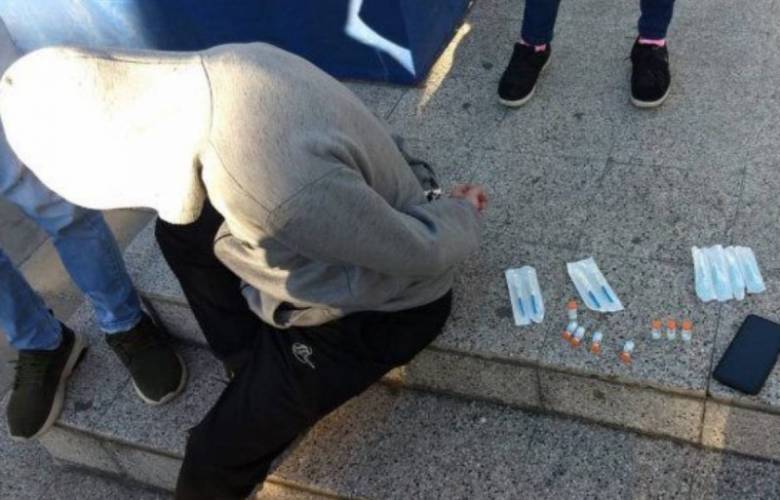 Policías detienen a hombre que vendia vacunas covid en un parque