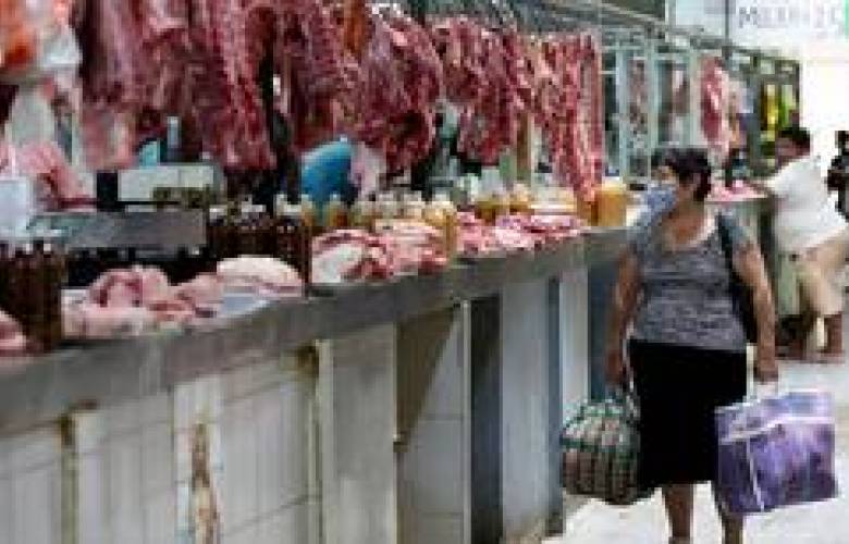 Mexicanos afectados por alza de precios en productos básicos
