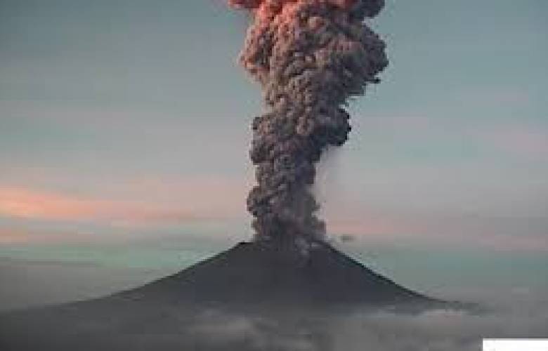 Popocatépetl amanece con explosión y gran fumarola
