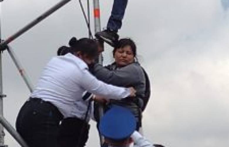 Mujer trepa vallas del Zócalo para pedirle a AMLO ayuda para localizar a su esposo