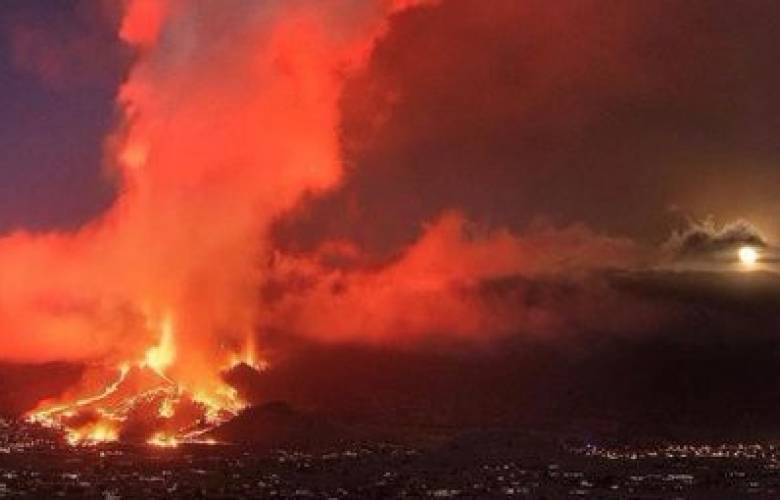 Autoridades ordenan aislamiento por erupción de volcán en La Palma