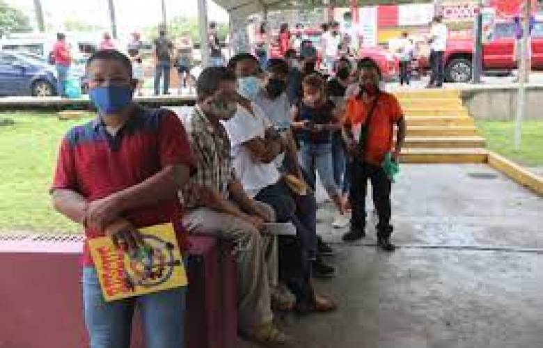 Guatemaltecos viajan a México para recibir la vacuna contra el COVID-19