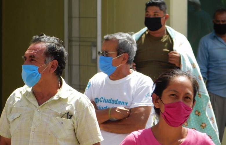 Personas vacunadas deben usar cubrebocas en zonas de alto riesgo
