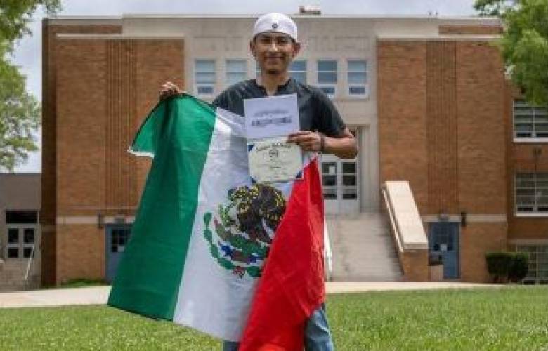 Alumno que portó bandera de México,  en ceremonia de graduación en Estados Unidos, recibe su diploma