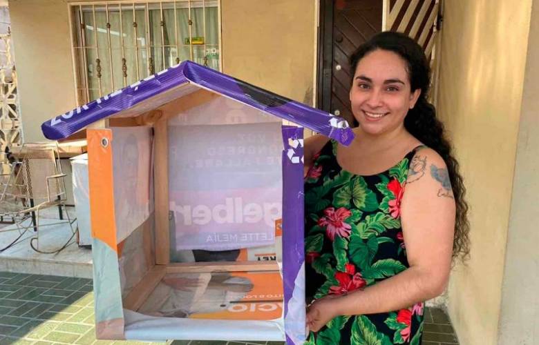 Jovencita convierte en casitas para perros la basura electoral