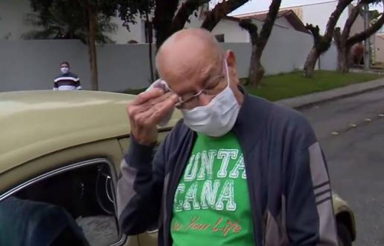 Profesor vende su auto por crisis, exalumnos se lo regresan