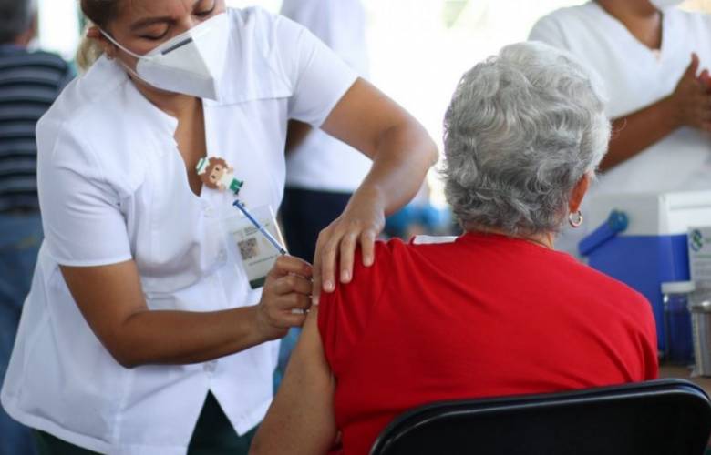 Dosis de refuerzo de la vacuna para adultos mayores podría aplicarse este mes: AMLO