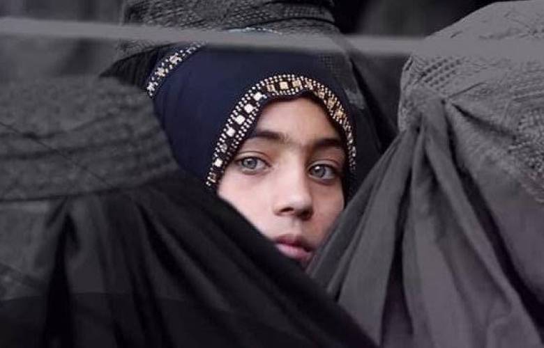 Talibanes aseguran que mujeres podrán continuar asistiendo a escuelas y universidades en Afganistán. 